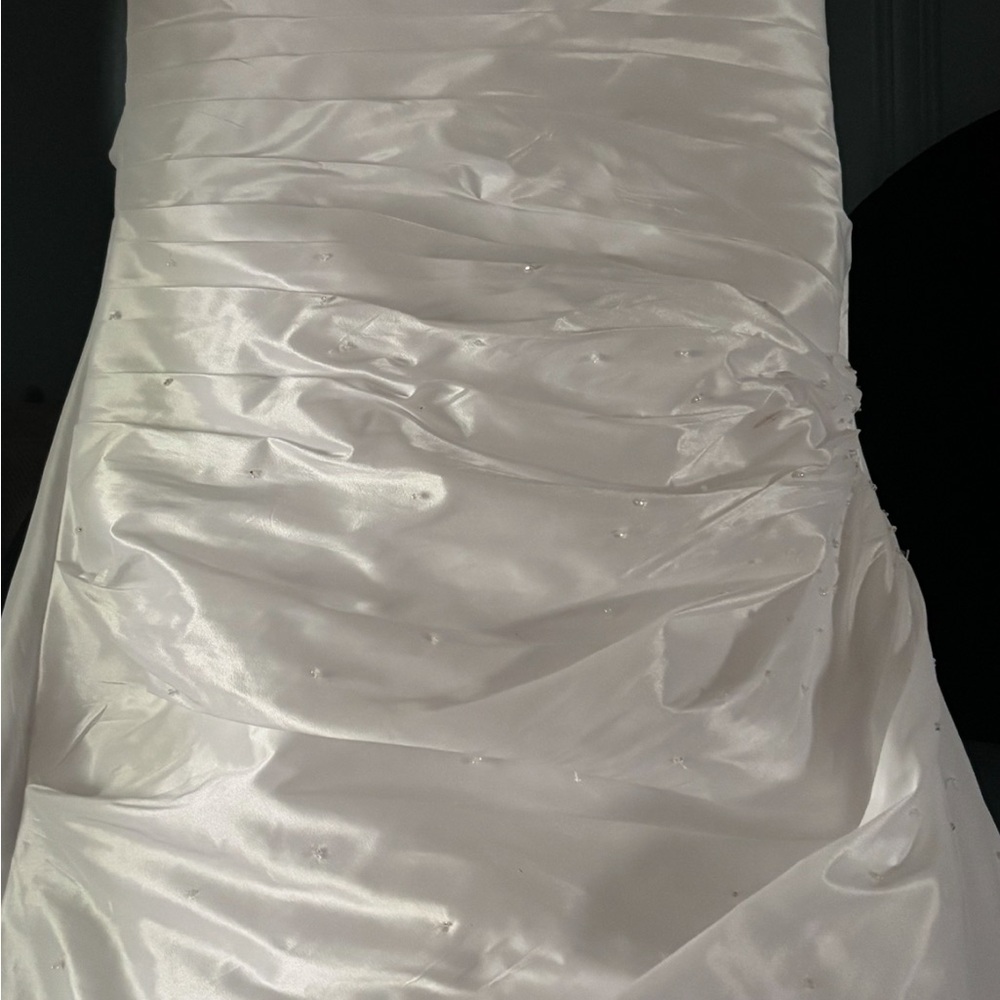 Elegant White Satin Gown - Picture 3 of 10